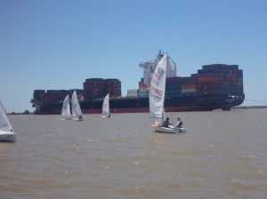Flotte begegnet riesigen Container Schiffen